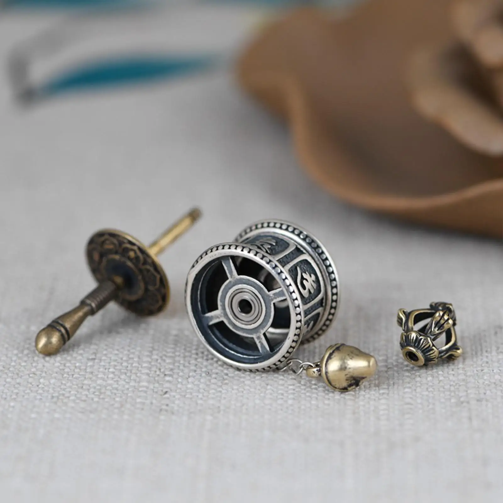 Vintage Copper Prayer Wheel Pendant Tibetan Buddhist Mantra Cylinder Necklace Meditation Sutra Turning Charm Gift for Lover