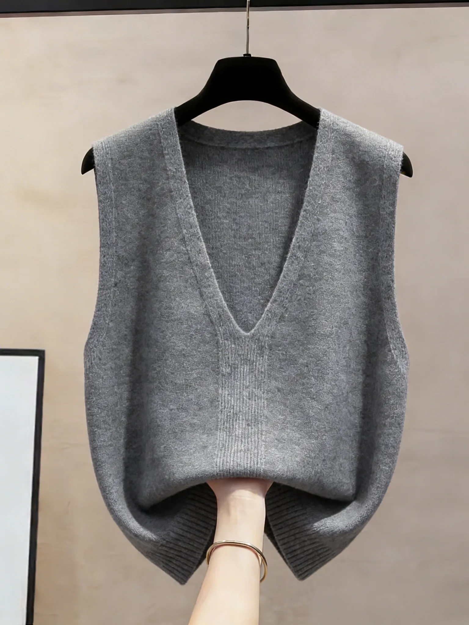 

Новый женский вязаный жилет из чистой шерсти с V-образным вырезом, свободный, стройнящий, с подплечниками, для повседневной носки и поездок на работу