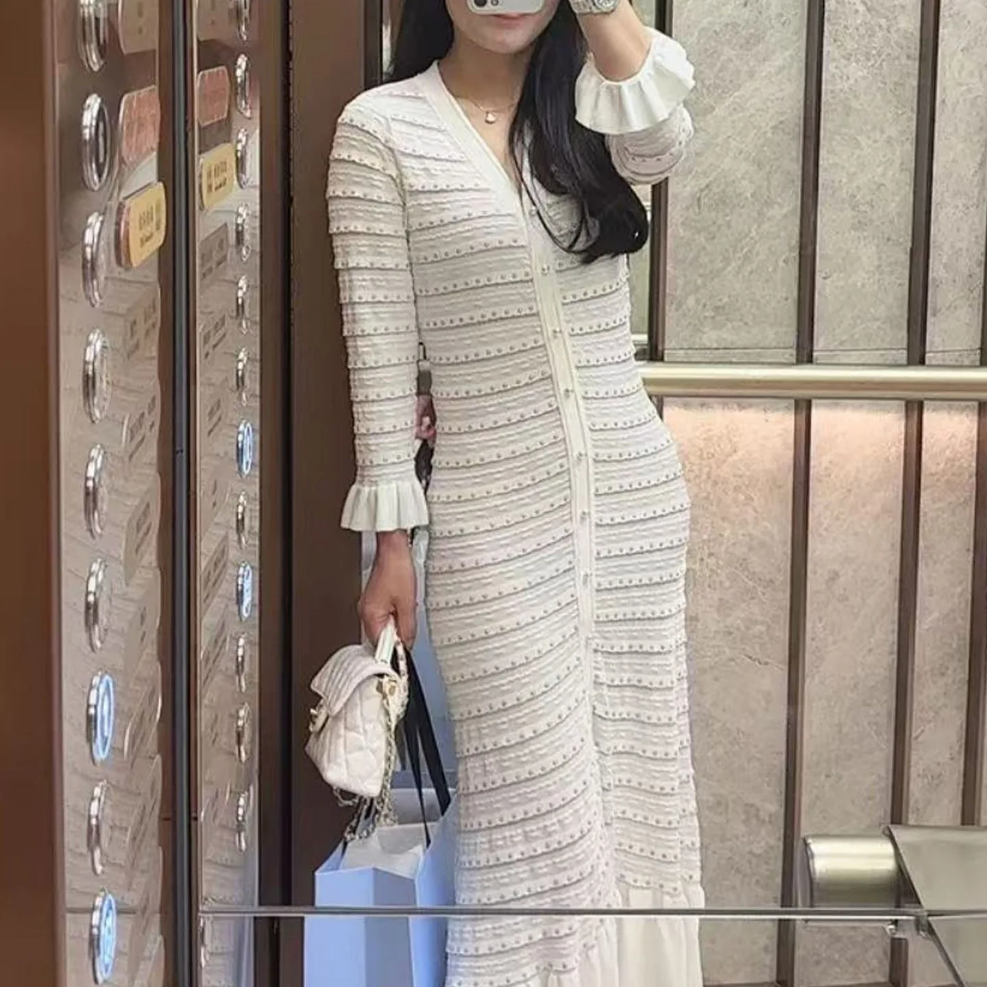 เสื้อถักทรงเอไลน์สำหรับผู้หญิง คอลเลคชั่นฤดูใบไม้ผลิ/ฤดูร้อน  ตกแต่งด้วยลูกไม้ลายดอกไม้  ประดับด้วยลูกปัดสีขาว  ทรงเข้ารูป  เอวกลาง  ทำจากเส้นใยเจลาติน