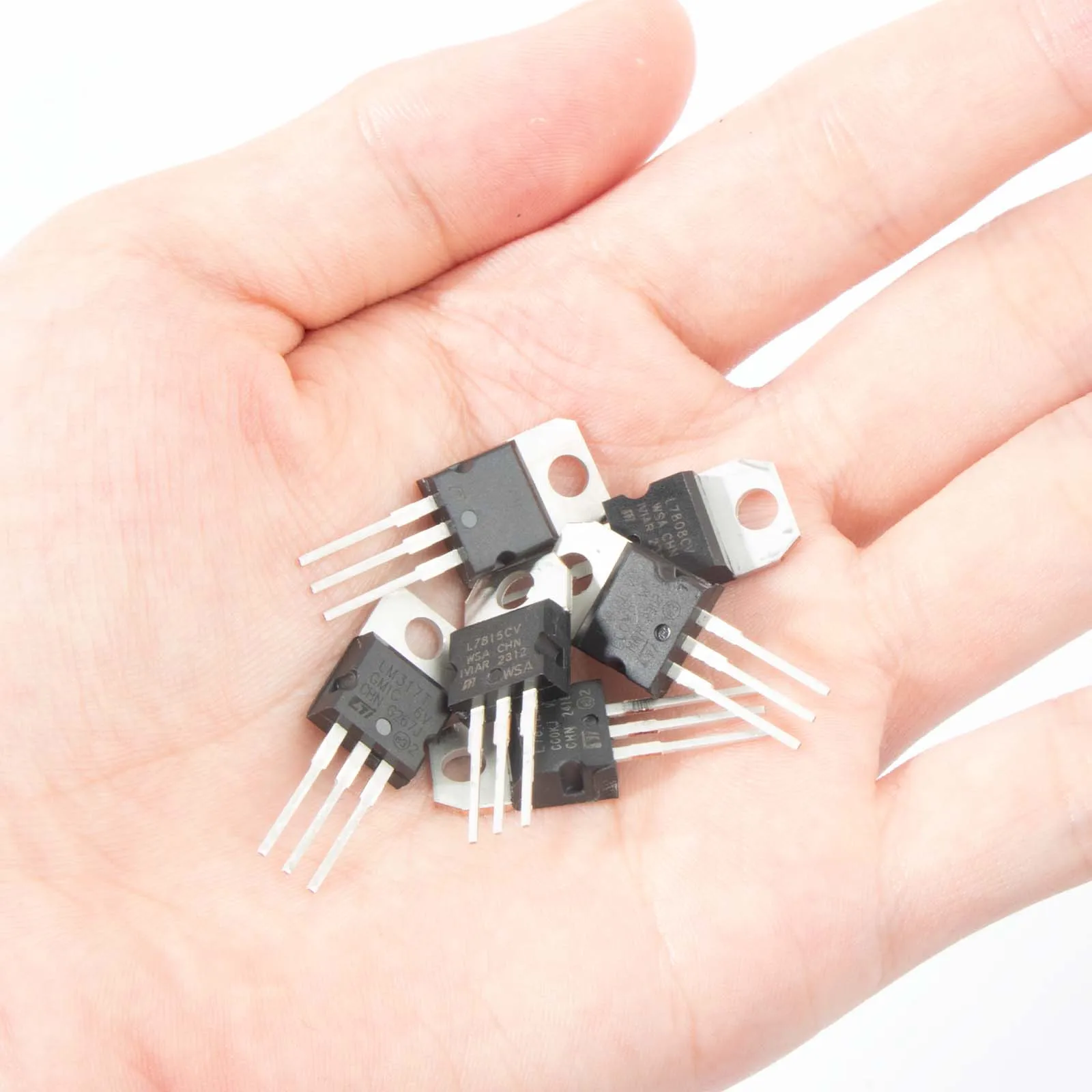 50pcs 전압 조정기 키트 10 값 T0-220 Stabilivolt LM317T L7805 L7806 L7808 L7809 L7810 L7812 L7815 L7818 L7824