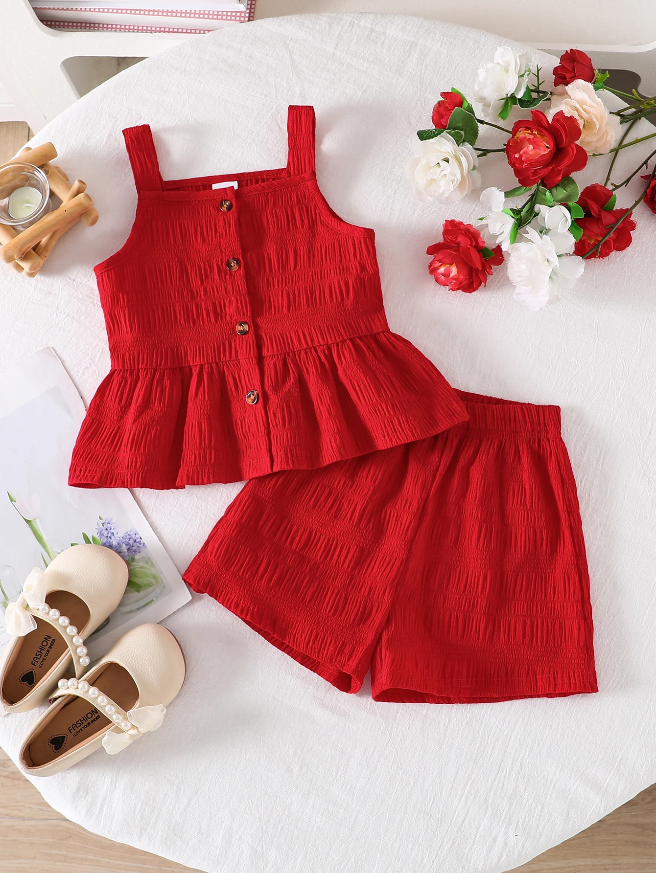 Europäischer und amerikanischer Stil: Modisches, mit Knöpfen verziertes Camisole-Top + Shorts-Set aus dünnem, plissiertem Stoff für Mädchen, farbenfrohes, aufmunterndes zweiteiliges Set in Dopamin-Rot