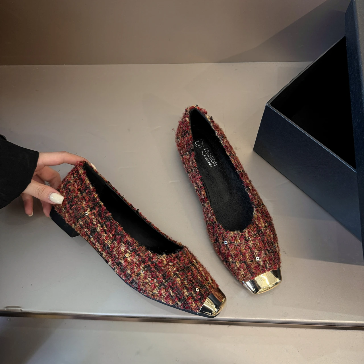 حذاء نسائي بكعب منخفض مطبوع عليه ركلة واحدة معدني مزخرف عند أصابع القدم ونعل مطاطي مقاوم للاهتراء مريح وقابل للتنفس Zapatos Mujer