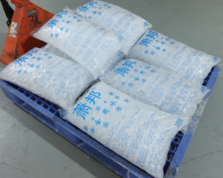 1 kg 2 kg 3 kg 4 kg 5 kg Macchina confezionatrice per sigillare il rotolo di pellicola PE completamente automatica per tubi di cubetti di ghiaccio fresco con pesatrice