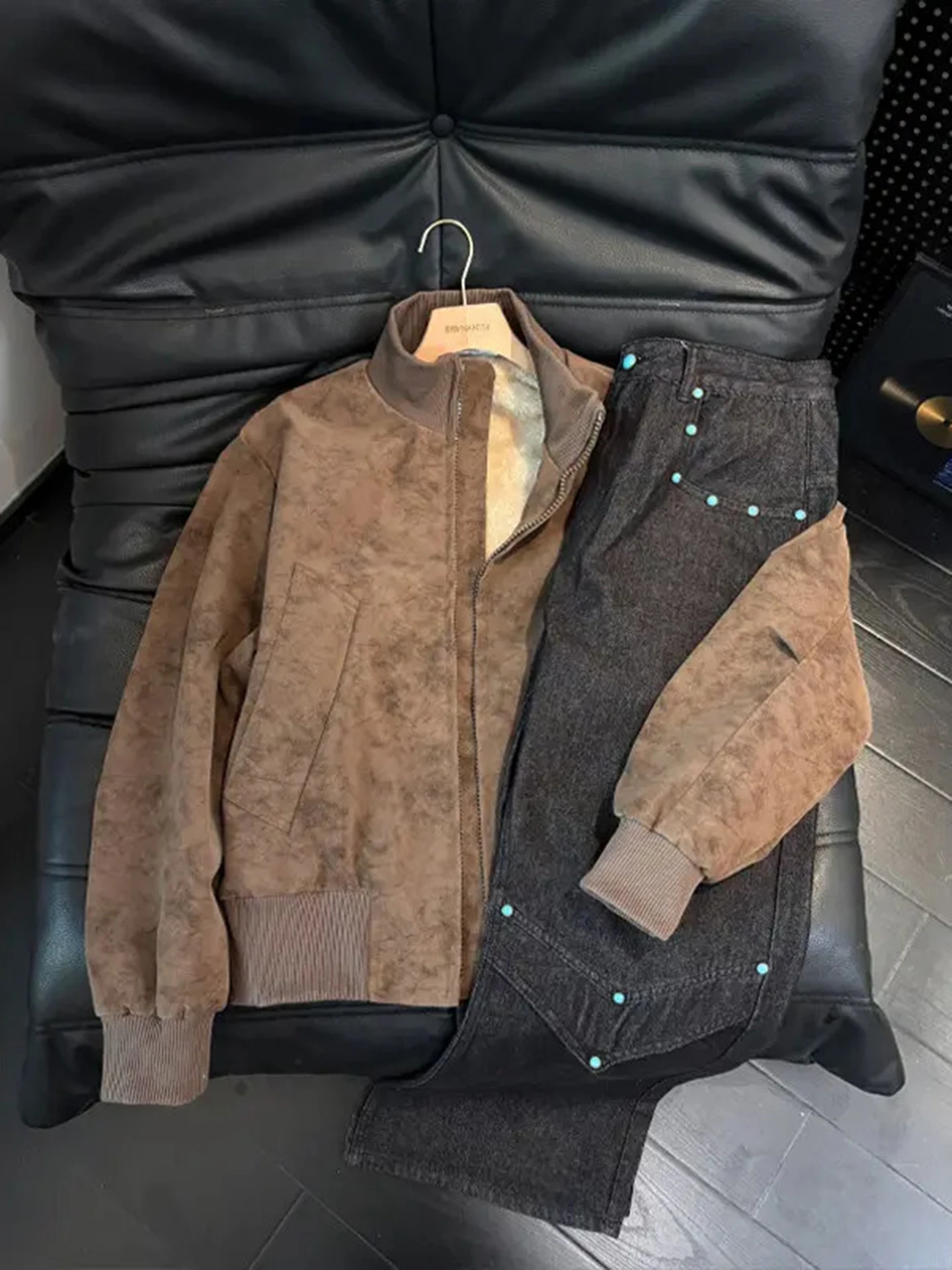 

Коричневая мужская зимняя куртка-бомбер в американском ретро-стиле из хлопка с утеплением и воротником-стойкой, с бархатной подкладкой, в стиле бейсбольной формы