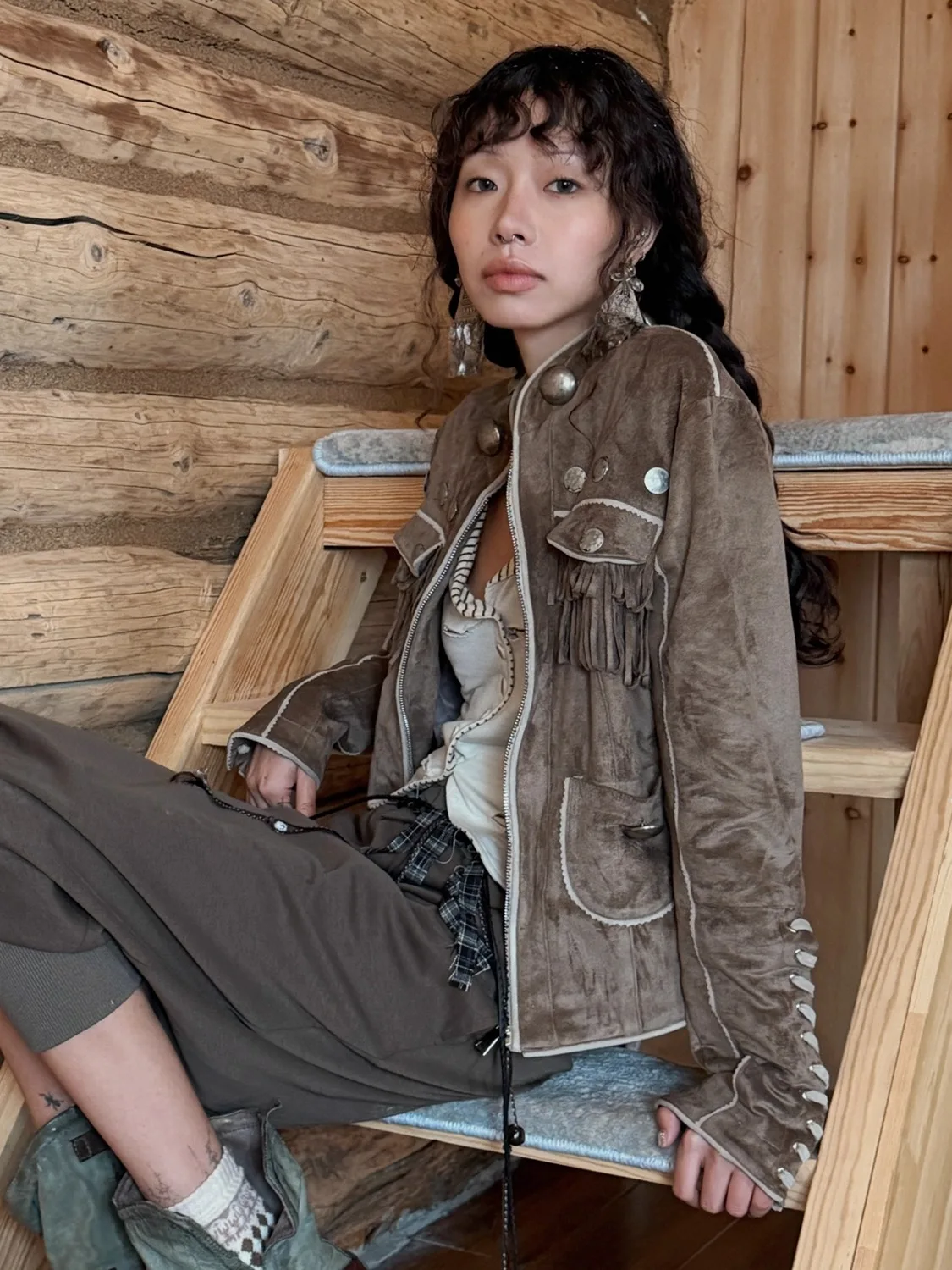 Długi płaszcz damski z miękkiej skóry napa o wysokiej gramaturze, z frędzlami, wiązany, w stylu vintage, o regularnej długości, wykonany z tkaniny syntetycznej.