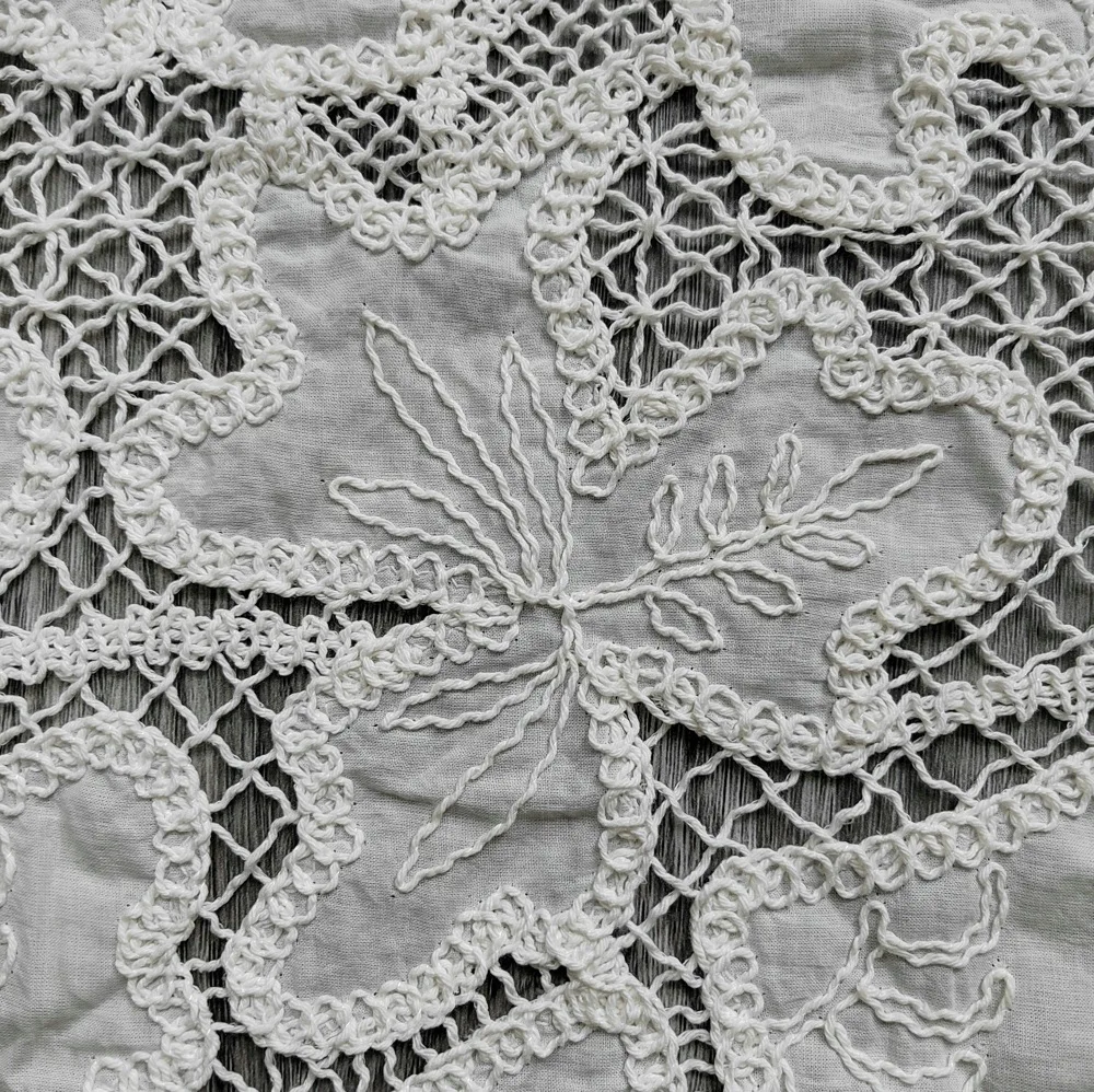 High quality new white100%cotton cord embroidery lace female 3D embroideried fabric for woman apparel with maple leaf pattern