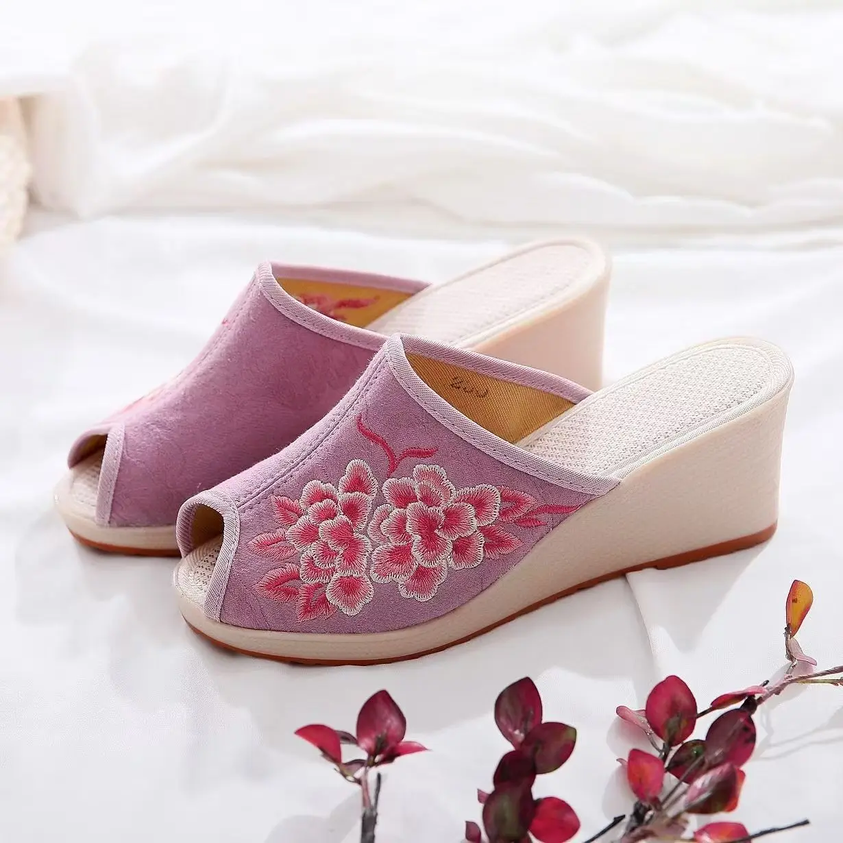 

Женские парусиновые тапочки на танкетке с открытым носком и вышивкой, нескользящие дышащие тапочки Hanfu на толстой подошве в этническом стиле, тапочки на высоком каблуке