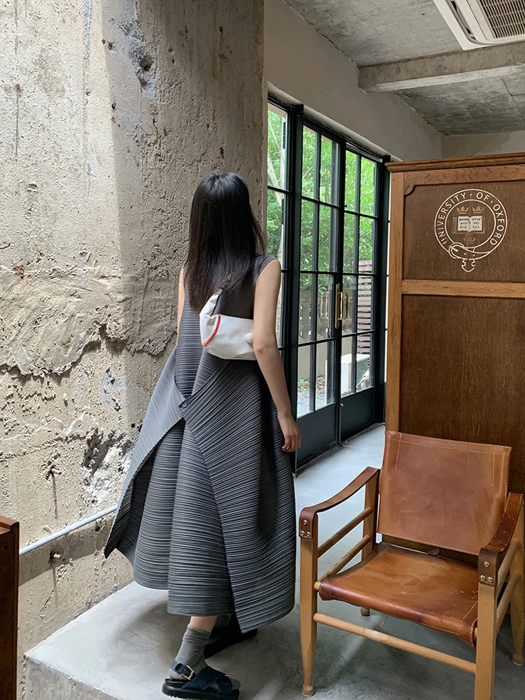 Miyake Plissierte Damenkleider Lose Übergröße Hochwertige Eleganz Ärmellos Mittellanger Rock Frühling 2025 Neu – Detail 26