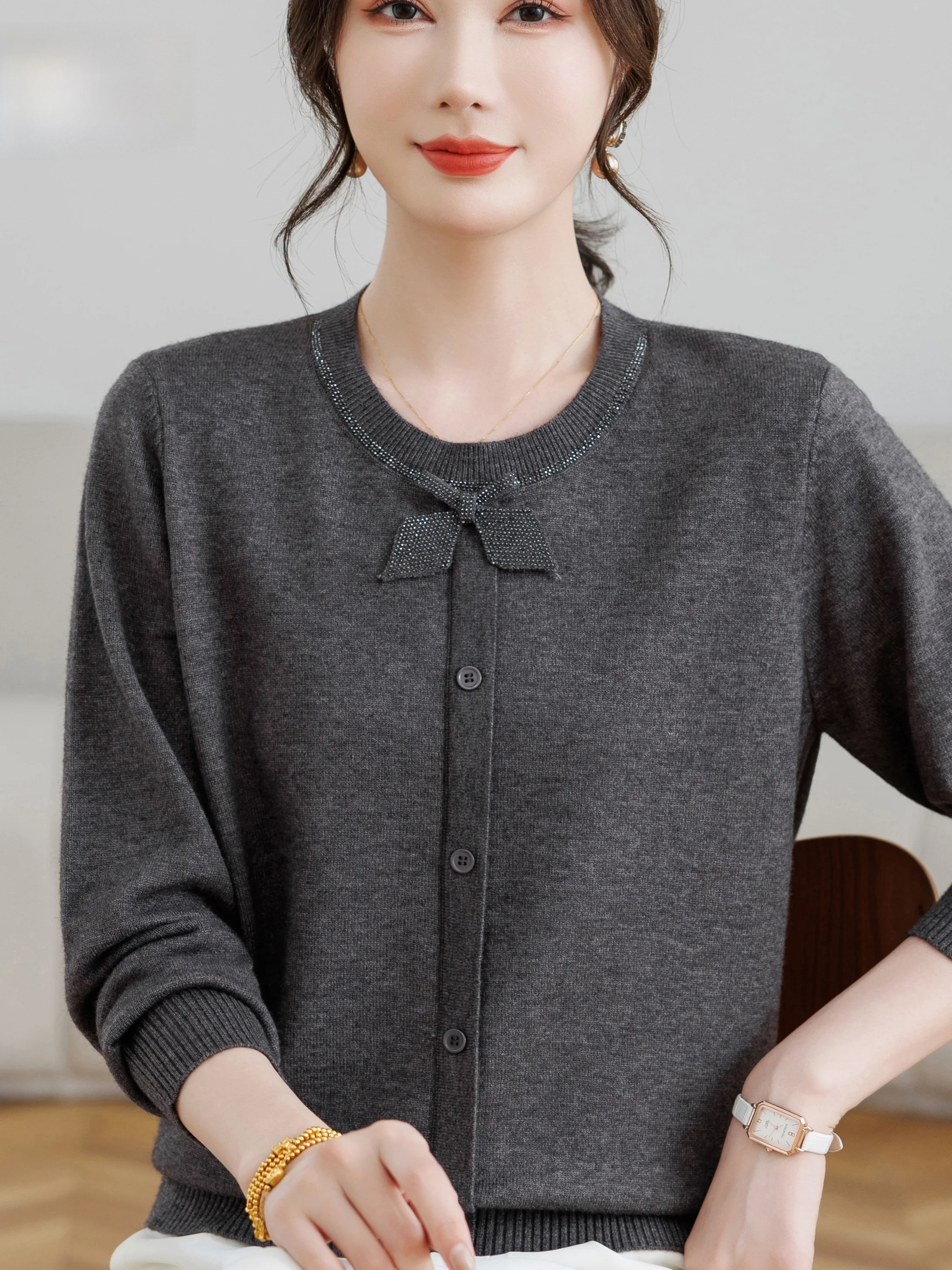 

Модный вязаный свитер с круглым узлом, основание для женщин среднего возраста и лет, теплый зимний слэ