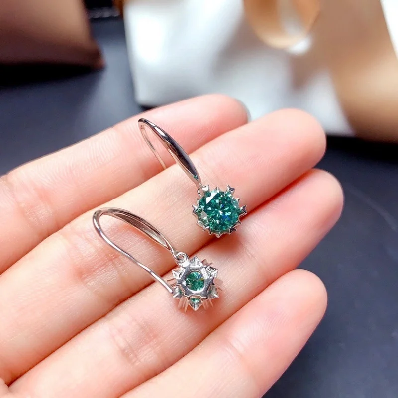 New Caibao live streaming source imitates Maldives blue-green Mozambique diamond earrings with 1 carat super sparkling snowflake