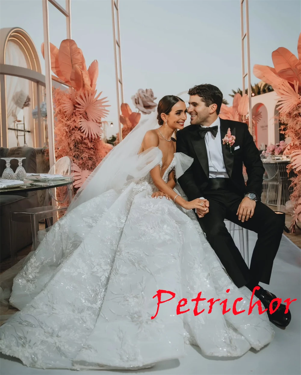 Customized White Organza Wedding Dress Temperament Strapless Off the Shoulder Bridal Gowns Chapel Train Open Back Dresses