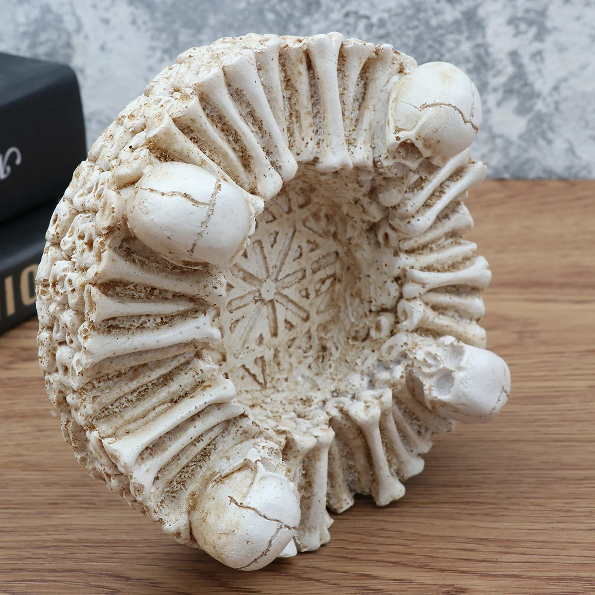 

Aesthetic Skull Ashtray Desk Home Office Retro Decor Resin Halloween Ornamental Ashtrays