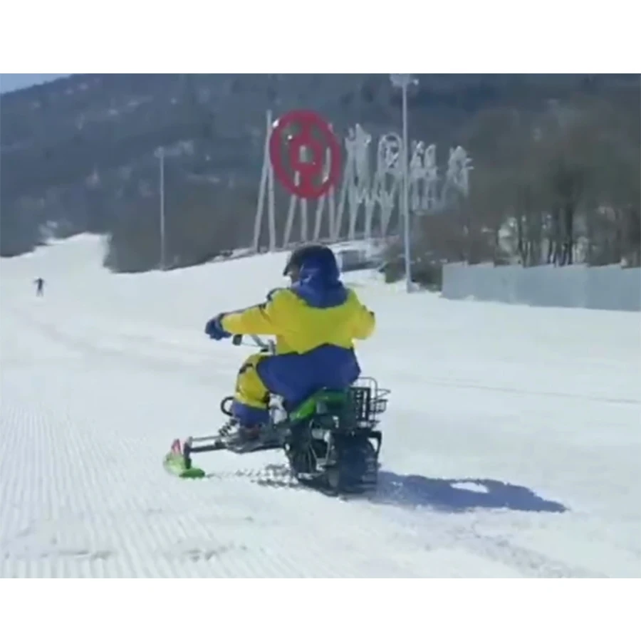 Mały, elektryczny lub zasilany baterią litową skuter śnieżny dla dzieci i dorosłych, do zimowych zawodów na śniegu i jazdy na zewnątrz.