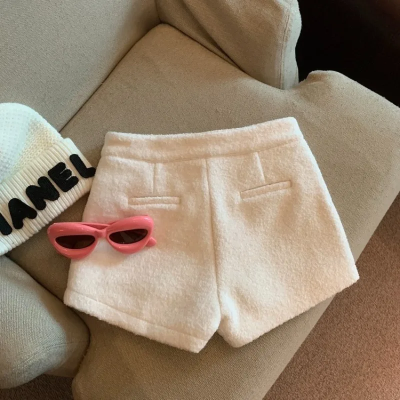 Pantalones cortos blancos de lana gruesa para mujer en otoño e invierno con abrigos y botas ultracortas para niña, pantalones de pierna ancha