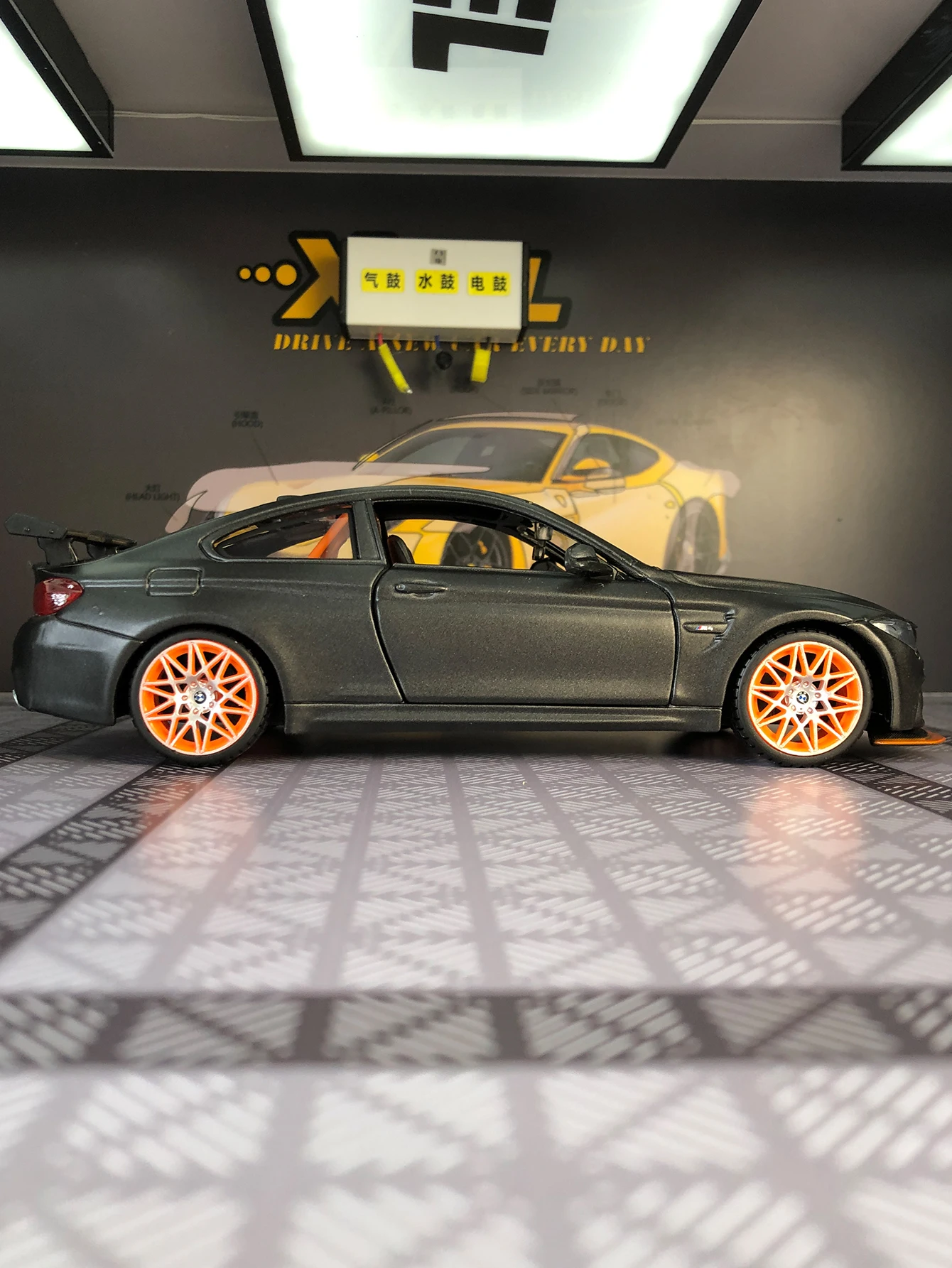 Maisto 1:24 simulação liga de zinco BMW M4 GTS modelo de carro, ornamento estático, carro de presente colecionável de metal
