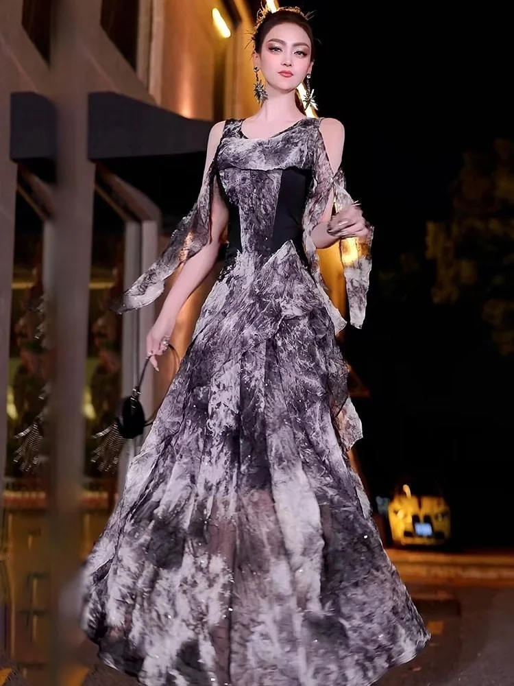 

A new style of fashionable ink-wash printed halter dress with flowing ribbon that exudes youthful charm