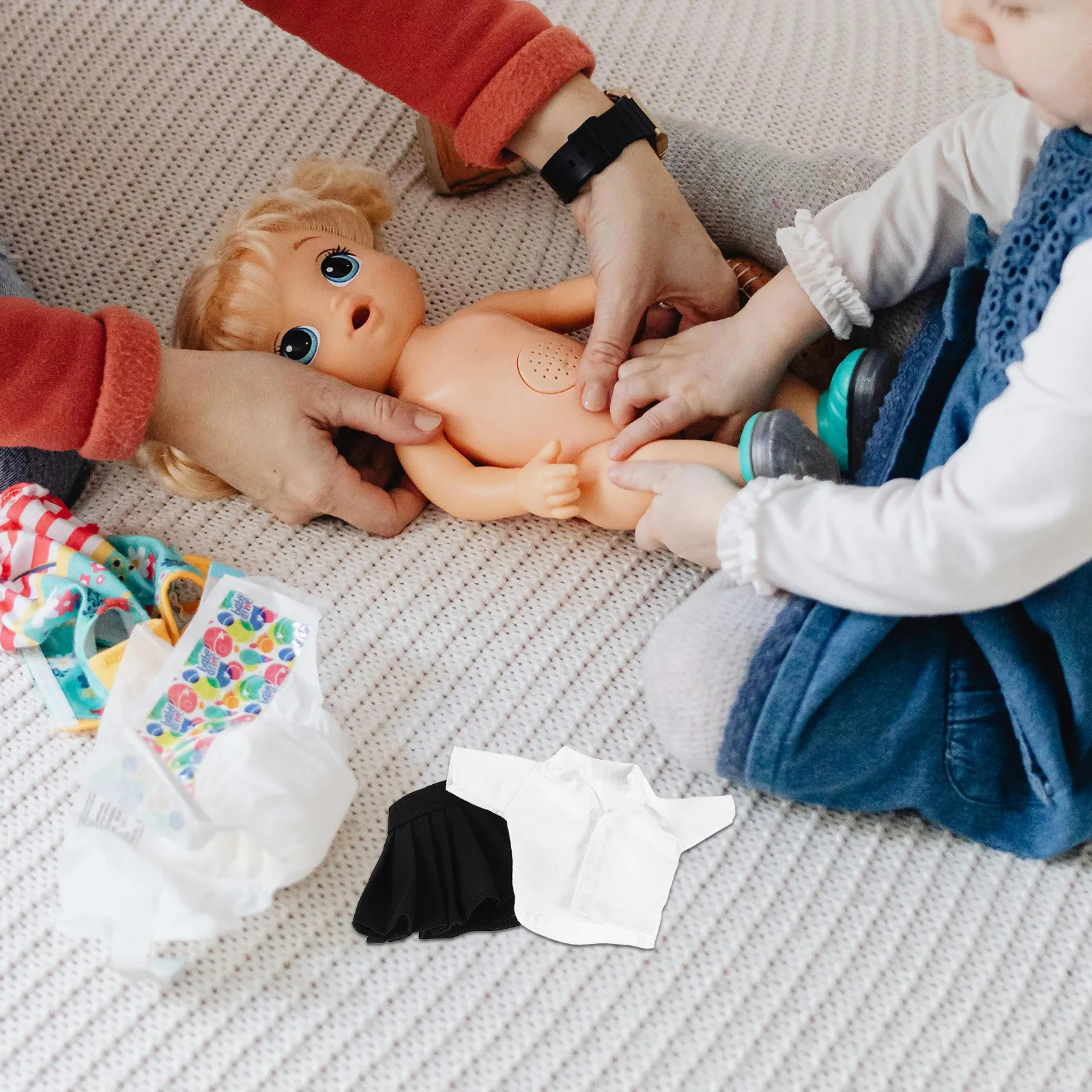 

Комплект: школьная мини-юбка в клетку с плиссировкой и модная рубашка. Повседневный наряд. Американский стиль.