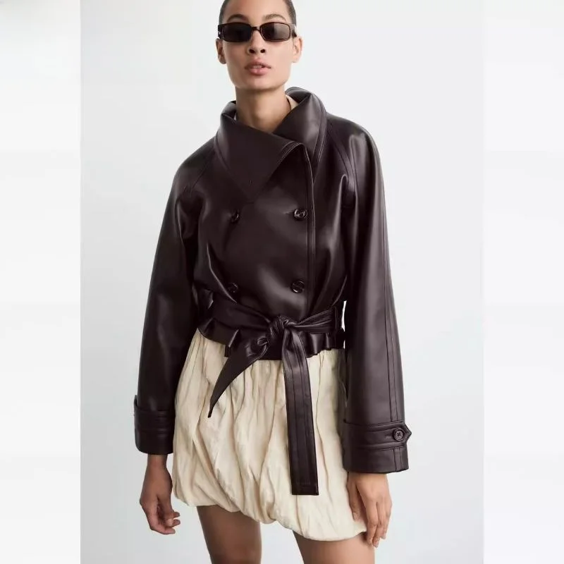 เสื้อโค้ทผู้หญิงทรงยาวแบบกระดุมสองแถว แต่งเข็มขัด ปกตกแต่ง หนังเทียม กันลม สำหรับฤดูใบไม้ร่วง