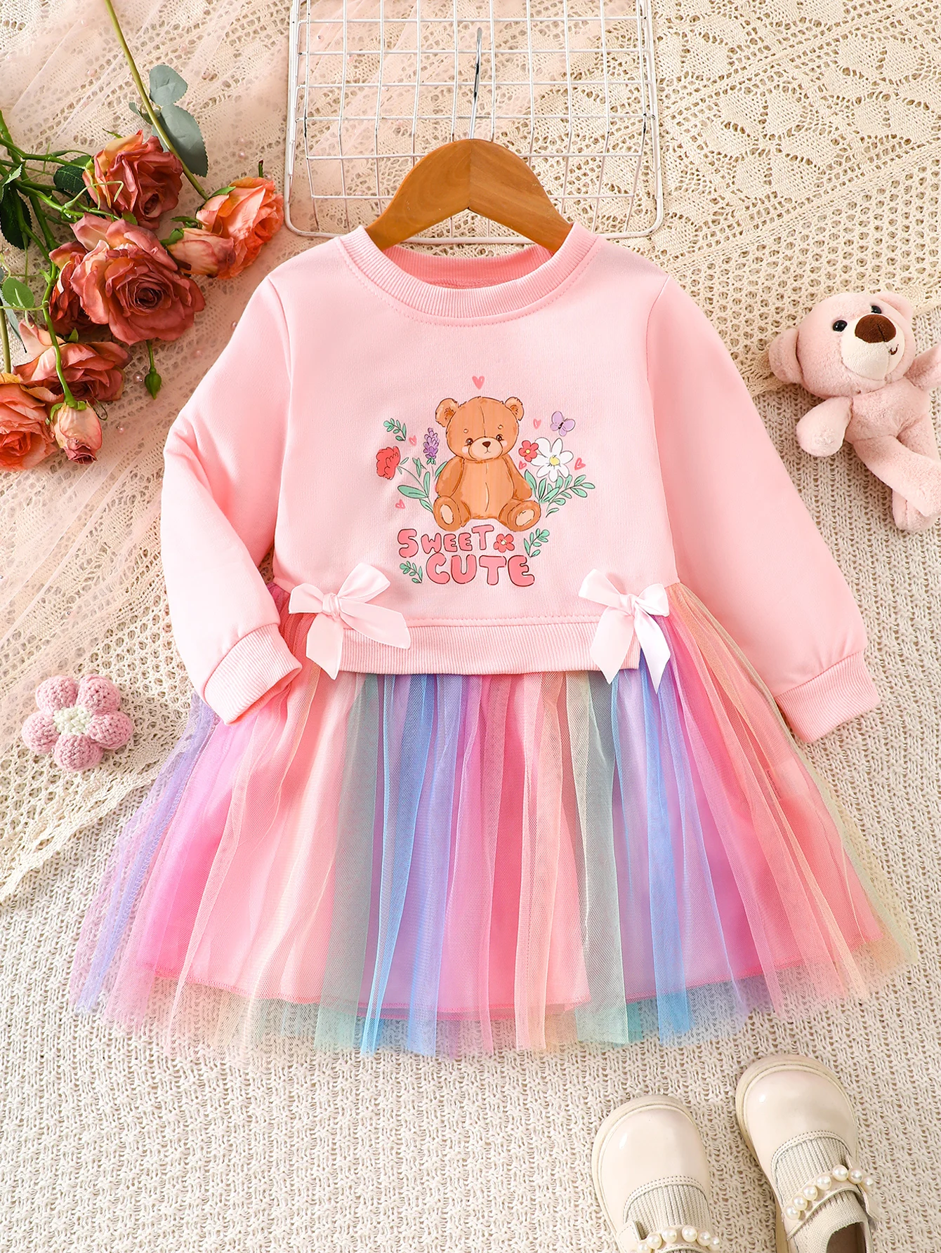 Cartoon-Bär bedrucktes Prinzessinnenkleid mit Regenbogen-Mesh und langen Ärmeln, Schleifenknoten, Frühlings- und Herbstkleid für Mädchen, süß und lieblich. – Detail 4