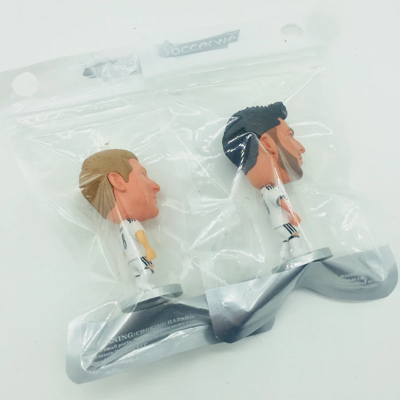 La colección exclusiva de Soccerwe presenta estrellas de fútbol en trajes formales y figuras de acción en miniatura en exhibición en esmoquin.