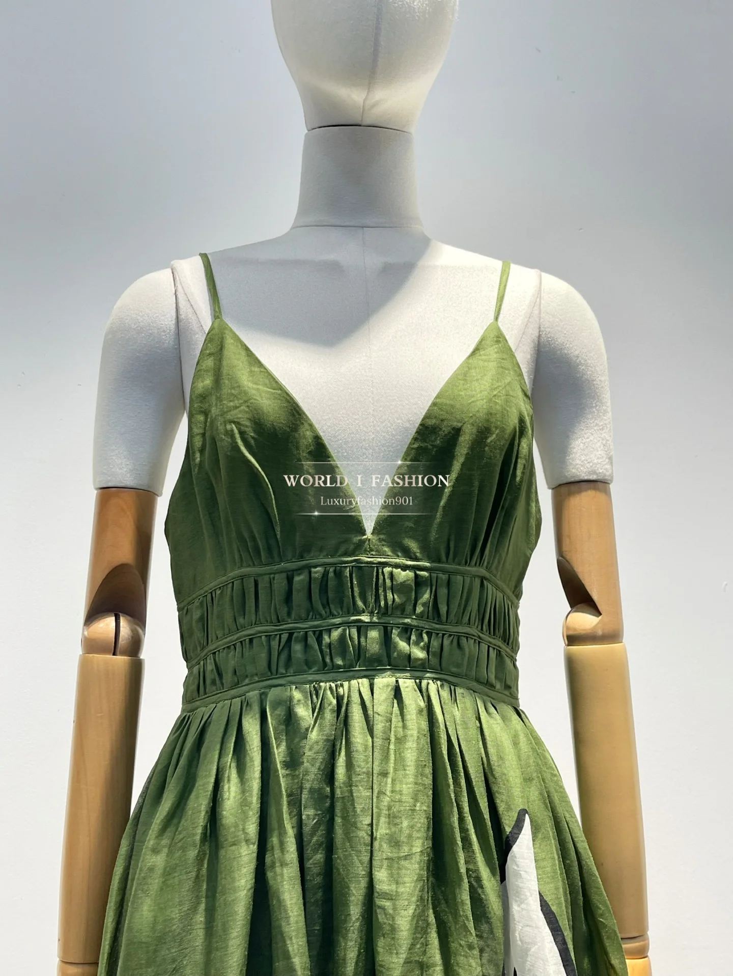 ملابس نسائية صيفية أنيقة لعام 2025 فساتين خضراء مع مطبوعات بيضاء ورقبة على شكل حرف V بدون أكمام فستان مادي