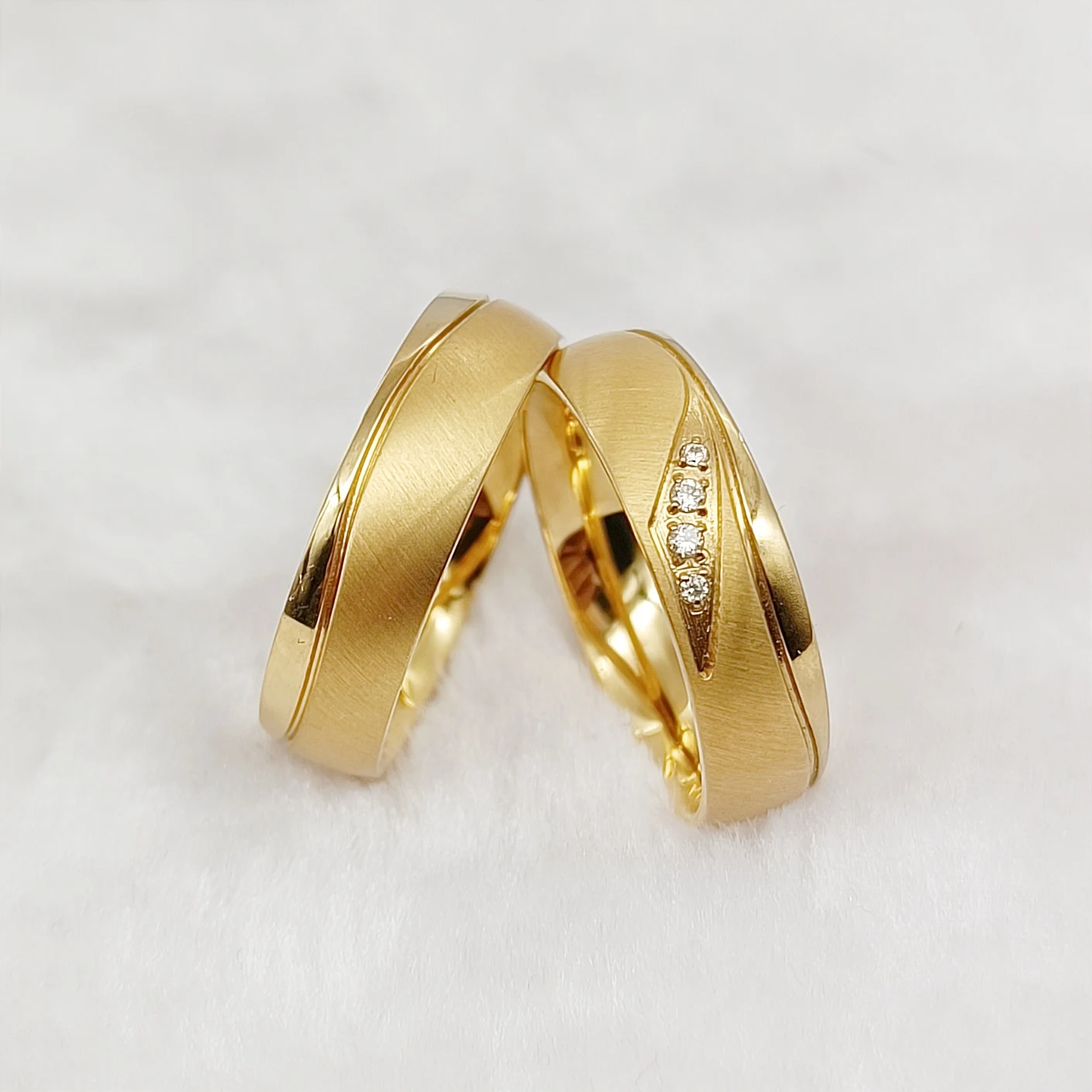 Alianzas de matrimonio, anillos de boda de promesa de Color dorado para parejas, conjunto de joyería de acero inoxidable de titanio para hombres y mujeres