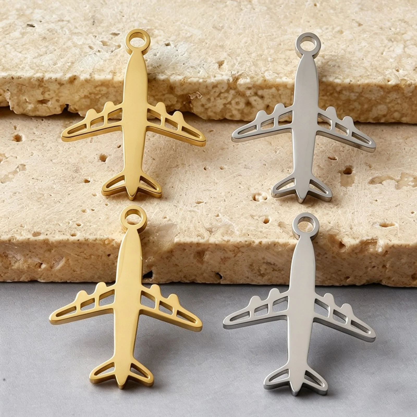 5 pièces, breloques en acier inoxydable 304 avec motif ajouré, en forme de patte de chat et d’avion, pour la création de bracelets, de colliers et de bijoux en DIY.