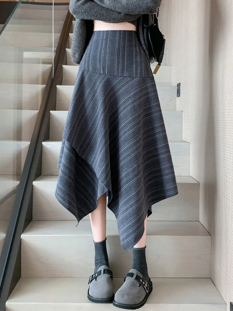 กระโปรงทรงเอลายทางซ้อนกันแบบไม่สม่ำเสมอ แฟชั่นใหม่สำหรับผู้หญิง ฤดูใบไม้ร่วงและฤดูหนาว ความยาวปานกลาง ทรงเอไลน์