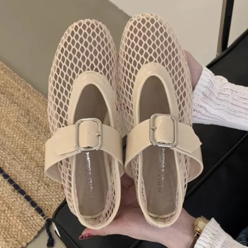 Sandalias planas de talla grande para mujer de verano 2025, nuevo estilo, sandalias bajas de rejilla con boca poco profunda para playa, sandalias de moda de cobertura completa, talla 35-40