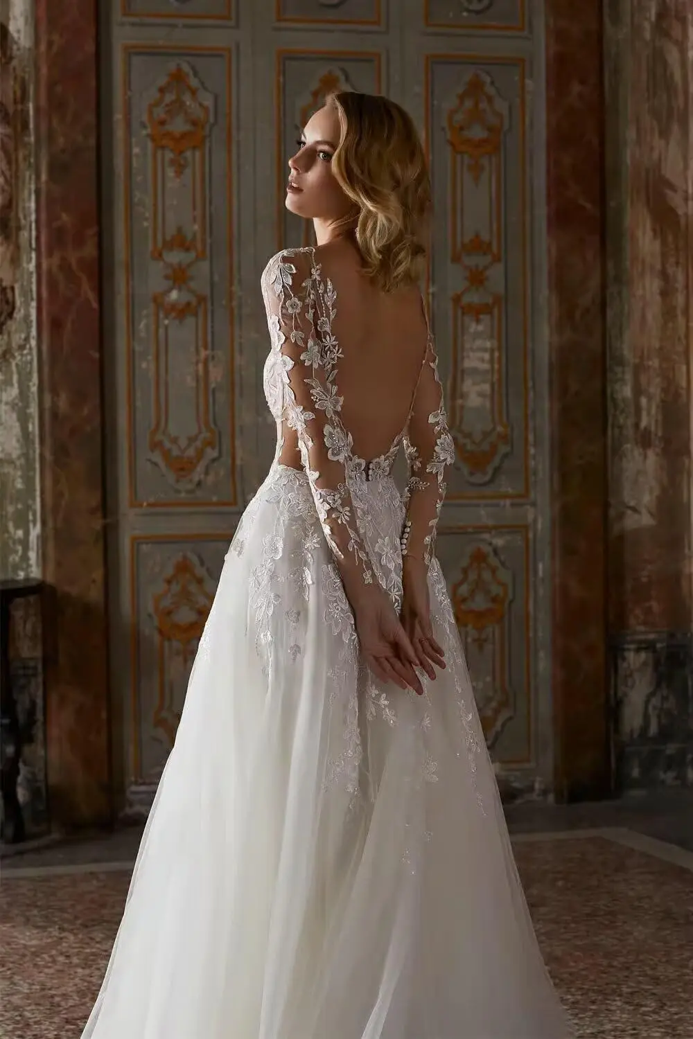 豪華なビーズのウェディングドレス レース アップリケ チュール バックレス ビーチ ブライダルドレス