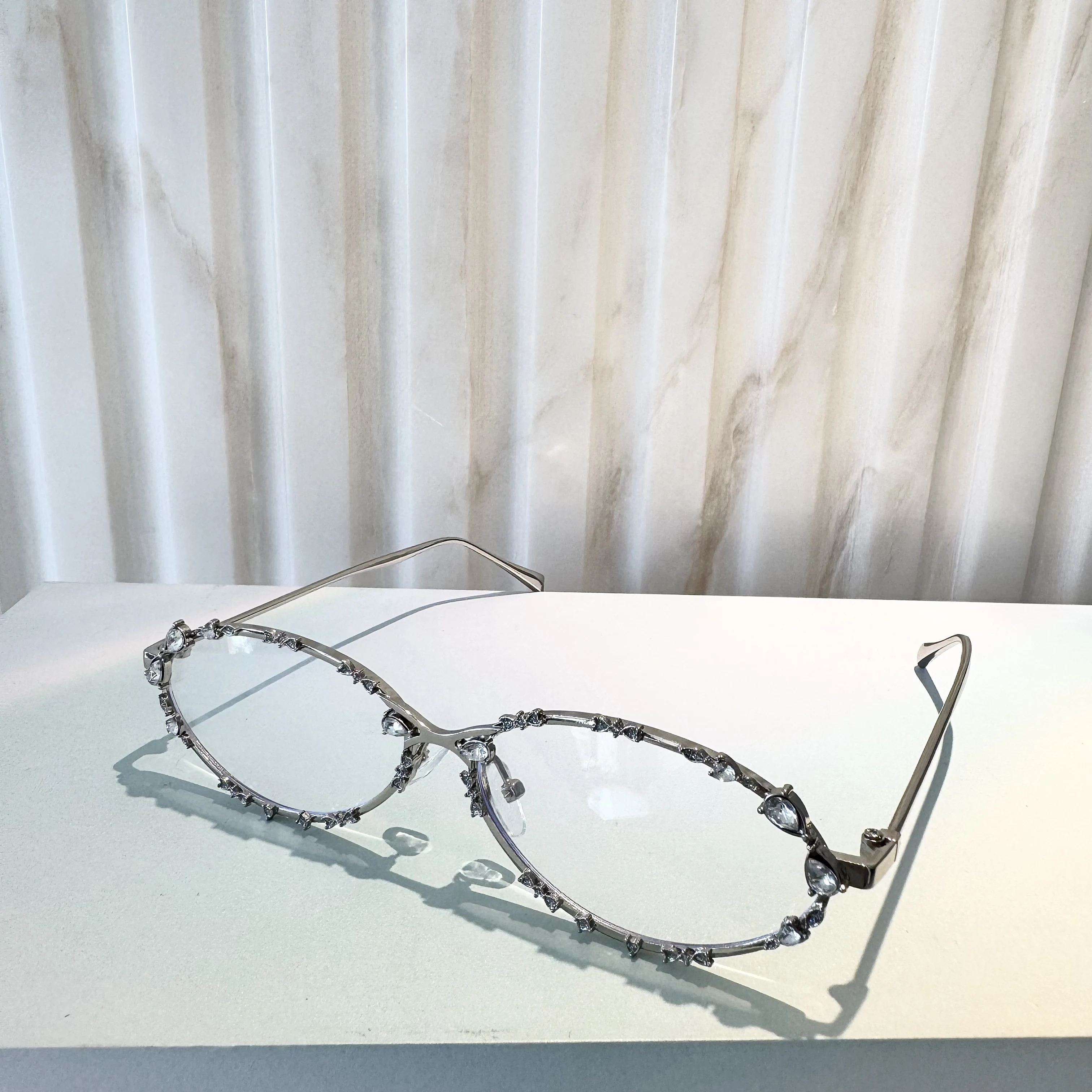 armacao-de-Oculos-estilo-coreano-com-diamantes-tendencia-y2k-para-mulheres-ousadas-com-detalhe-de-no-para-miopia