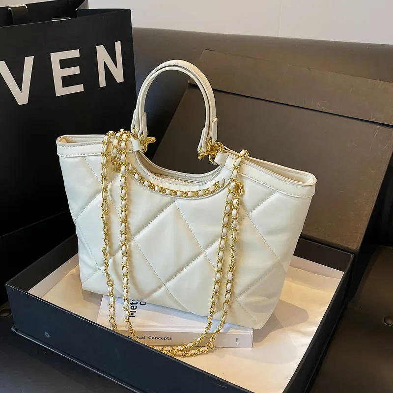 

Light Luxury Fashion Style Diamond Tote Bag 2025 New Large-capacity Portable Women's Bag Chain Fashion Messenger Bag
