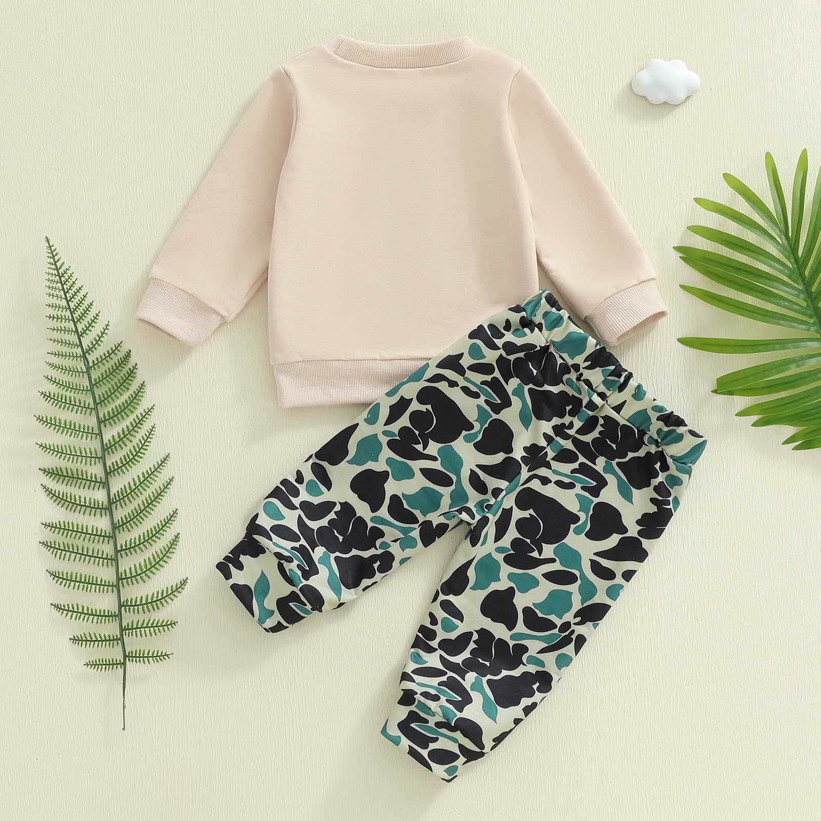 

Комплект из двух предметов для маленьких мальчиков: толстовка с круглым вырезом и длинными рукавами с буквенным принтом животных и камуфляжные штаны с эластичной резинкой на талии