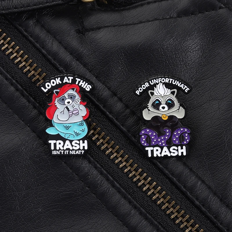 Pin de sirena de mapache, estilo parodia de dibujos animados, diseño de eslogan de basura inspirado en la sirenita para fanáticos de las películas, mochila, decoración de chaqueta