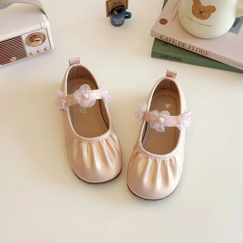 فتاة الأميرة 2025 جديد للأطفال جلد صغير لينة وحيد عطرة الرياح واحدة طفل الفتيات الربيع مغرفة أحذية أطفال