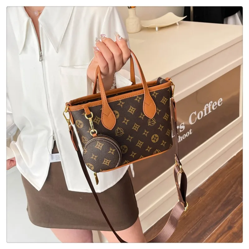 حقيبة اليد النسائية الجديدة لعام 2025 هي حقيبة تعبئة بكتف واحد عصرية وفاخرة وراقية وشبابية للسيدات