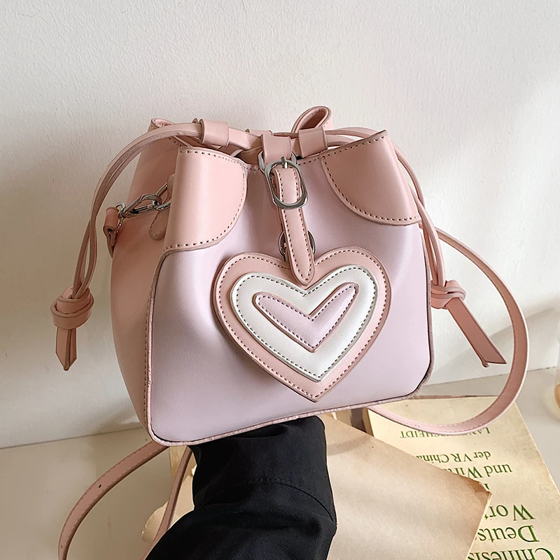 Sweet Pink Girls Single Shoulder Bag With Chic Heart Pendant Spring/Summer 2023 Simple Bucket Bag Femal Luxury Crossbody Bag