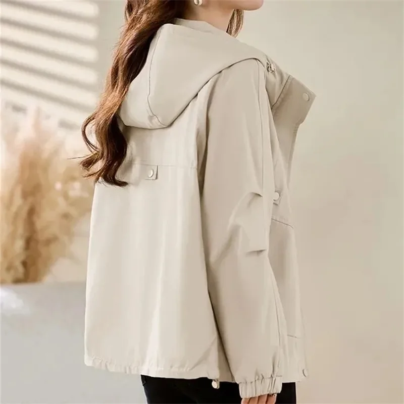 Giacca corta e piccola da donna 2025 Primavera Autunno Moda Nuova giacca casual allentata Top Temperamento Trench con cappuccio Tinta unita
