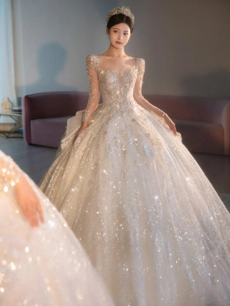 

A new heavy-duty long-sleeved retro-style main fabric dress with trailing finish