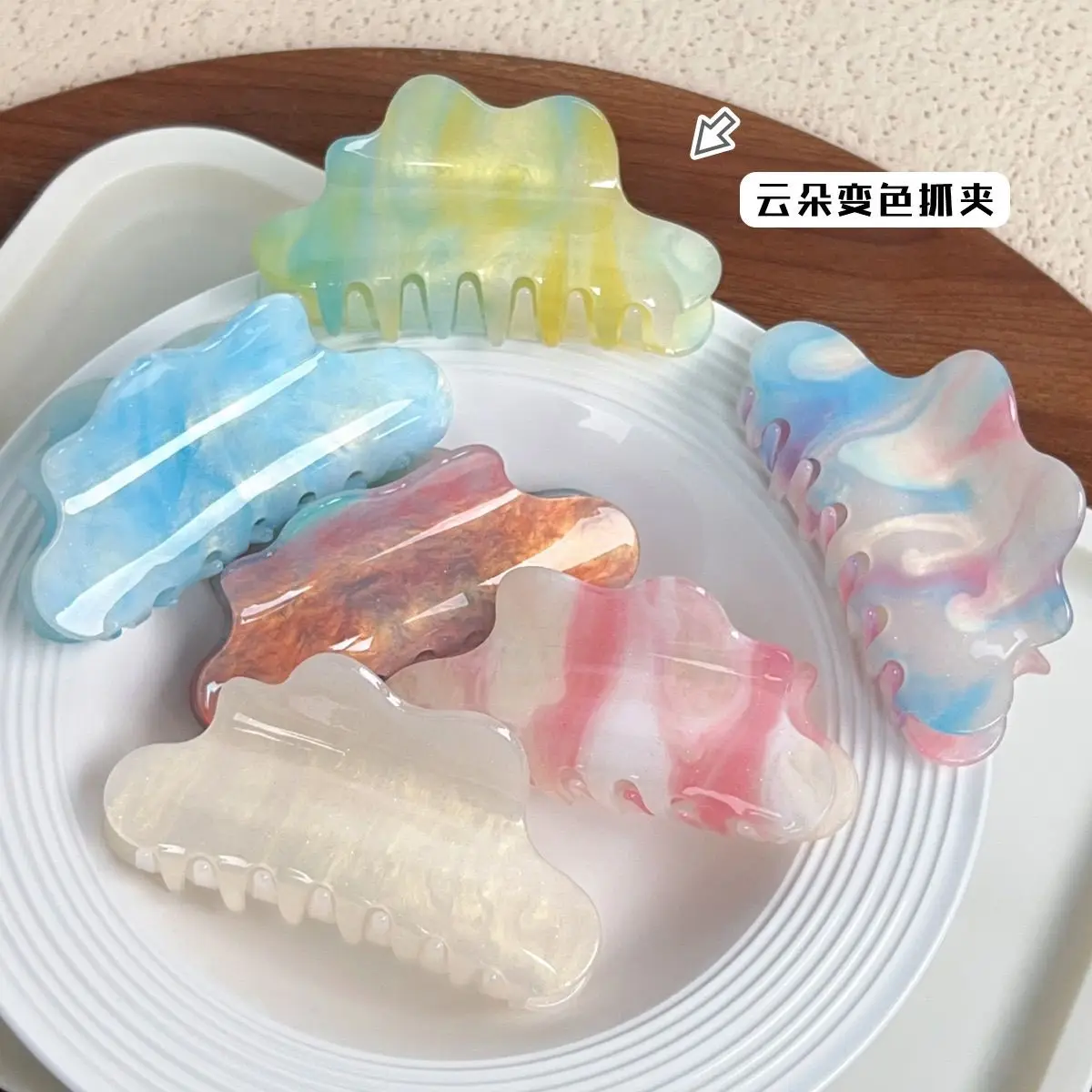 

2025 New Acrylic Cloud Shaped Color Changing Hair Claw Elegant Fresh Style Durable Hair Clip for Women Professional Salon Use