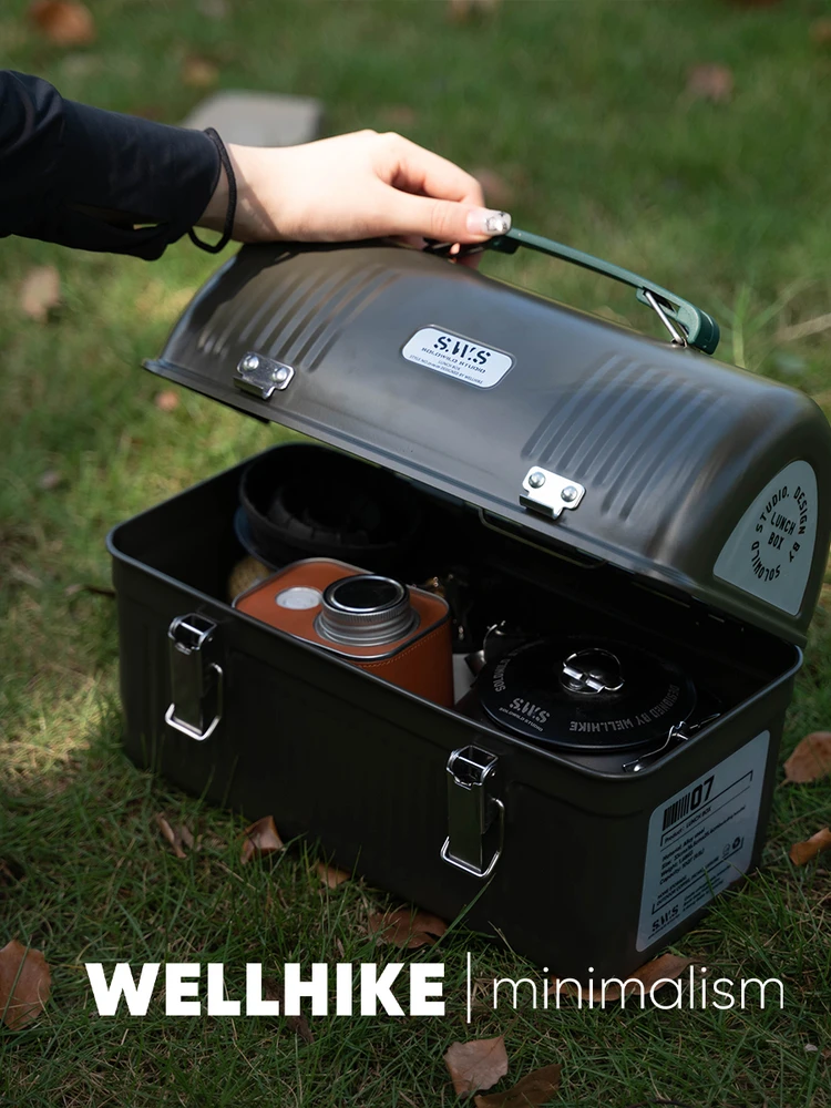 손에 들려 이동 중인 WELLHIKE 레트로 런치 박스 휴대 장면