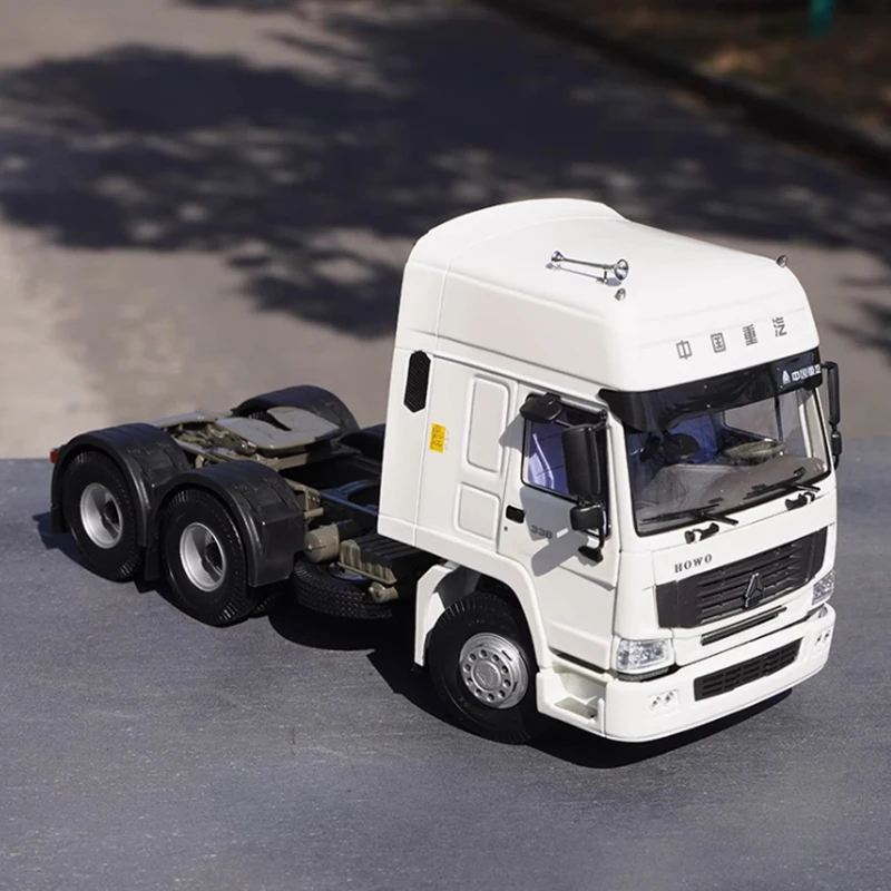 Diecast 1:24 Scale Heavy Duty Truck HOWO 336 Tractor Head Truck Alloy Engineering Model Collection Souvenir Display Ornaments