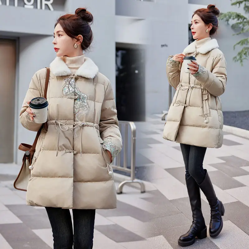 

2024 Winter new Mid-Length fur collar embroidery Dial buckle down jacket women Parkas drawstring slim Waist cotton Clothes T597