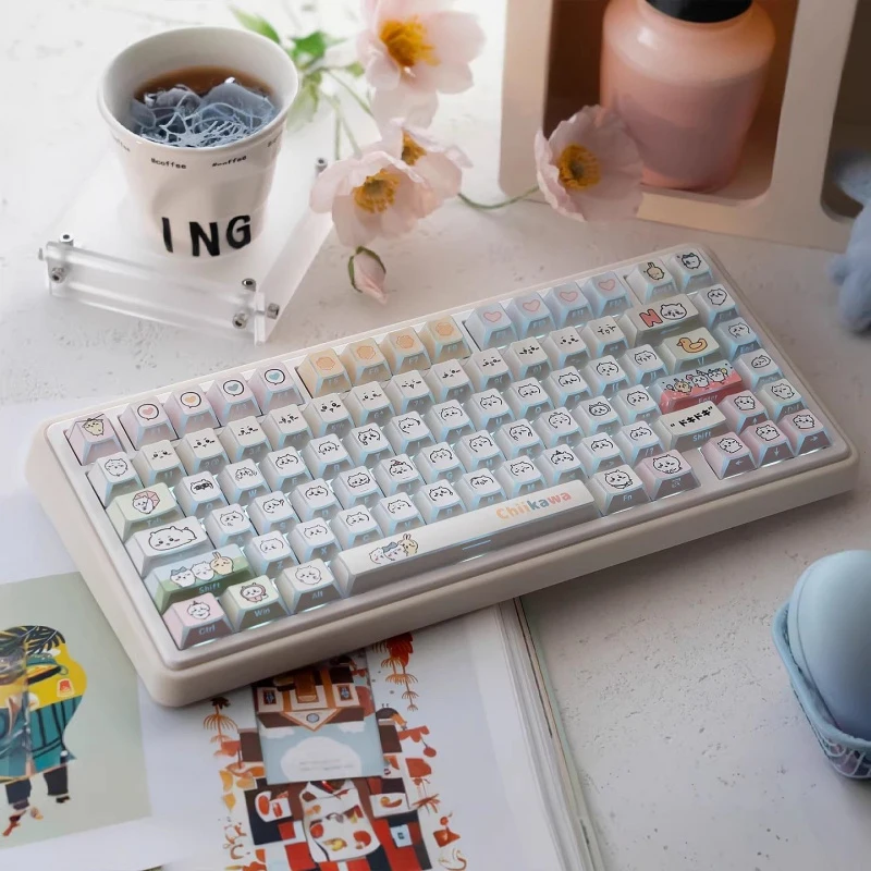Teclado Mecánico Kawaii Chiikawa con Diseño de Dibujos Animados, 3 Modos, Retroiluminación RGB, Ideal para Fanáticos y una Configuración de Escritorio Adorable