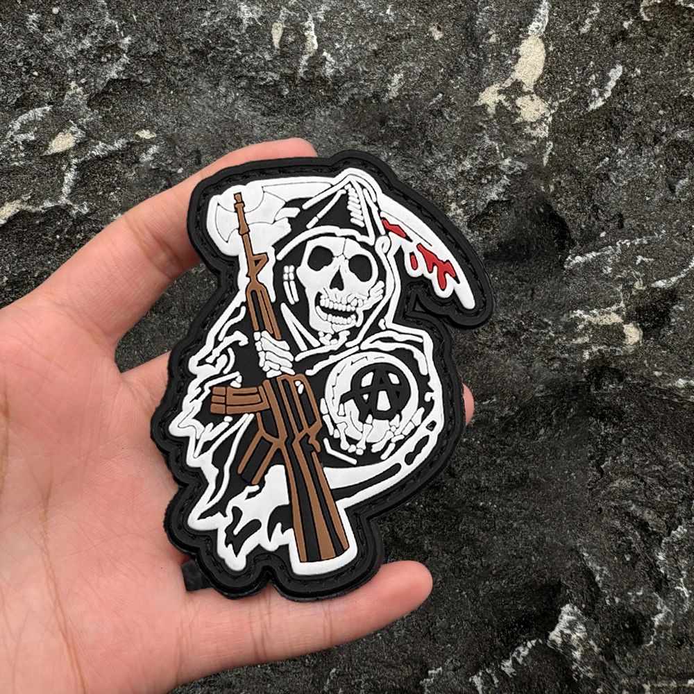 

A Skull Pvc Patch Badge with a Glow-In-The-Dark Effect, Velcro Backing with Hook and Loop Fasteners, Suitable for Decorating Bags, Backpacks, Vests, and Clothing