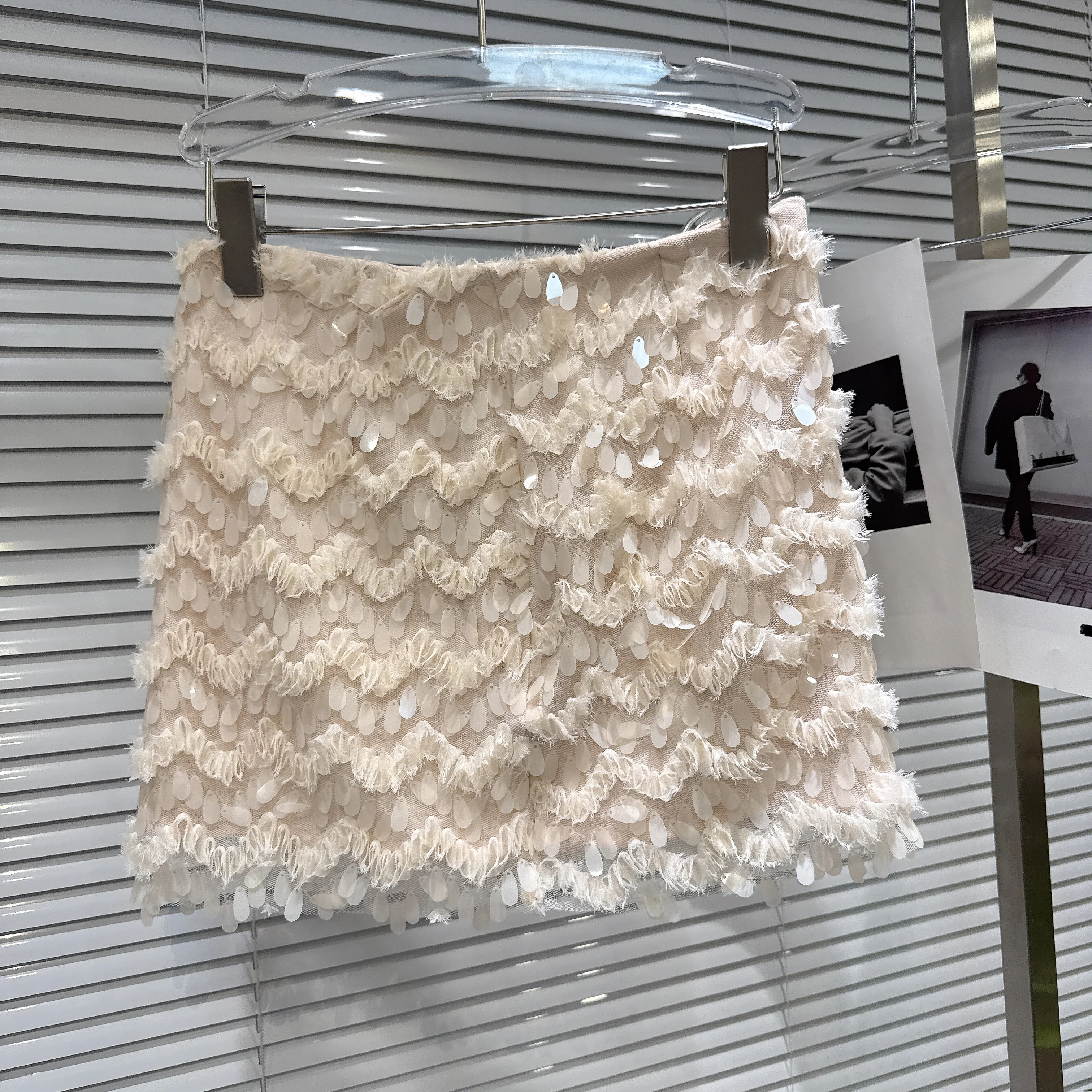 

Зима 2025 года, новинка во французском стиле, высококачественная короткая юбка из ткани с пайетками, сексуальная короткая облегающая юбка для женщин