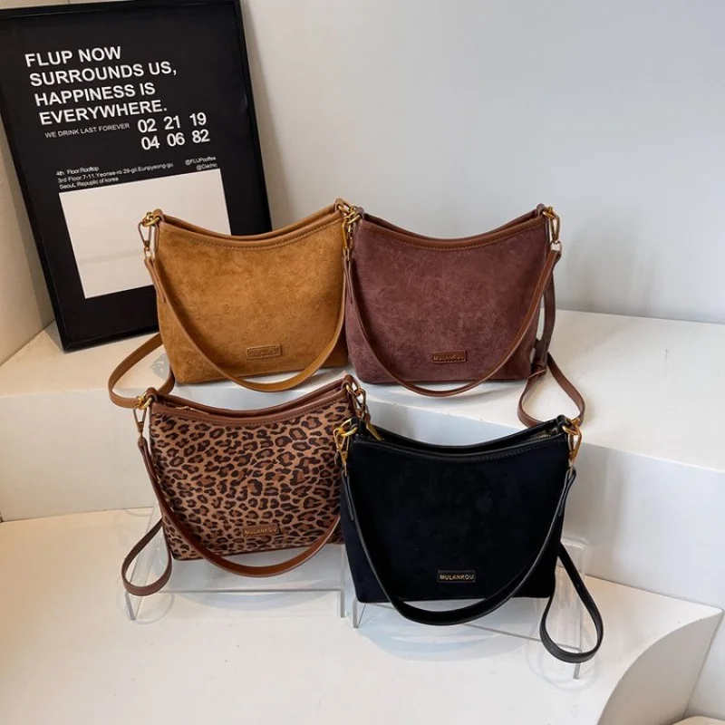 

Stylish Ladies Crossbody-Bag Made Of Octa-Printed Leather Featuring High-End Bali Commuter Lightweight Soft Look​