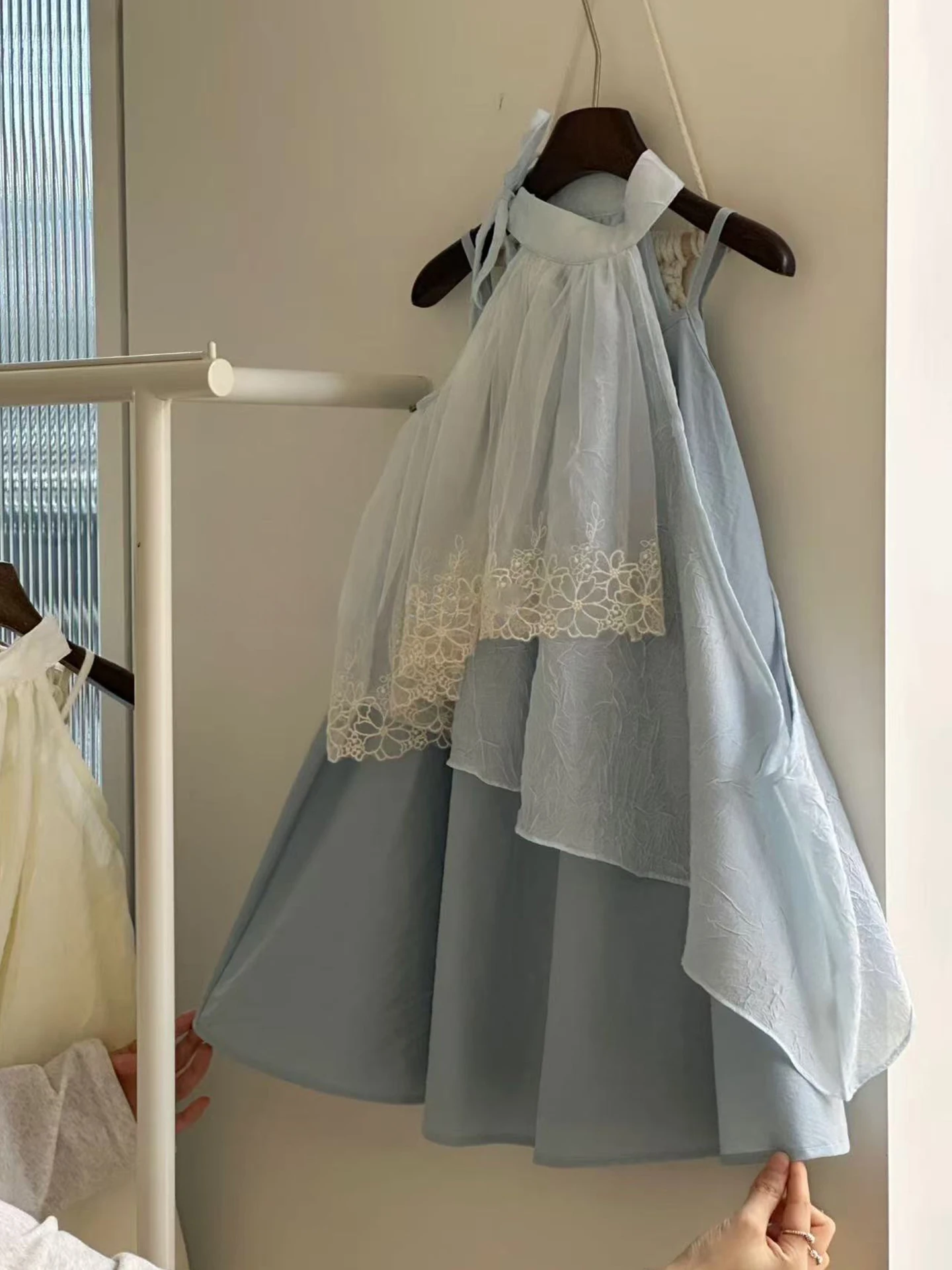 vestito-estivo-per-bambine-in-tulle-blu-con-spalline-e-collo-all'americana-casual-vita-media-bassa-abbigliamento-alla-moda-per-bambini-pola-team-dongguan-guan