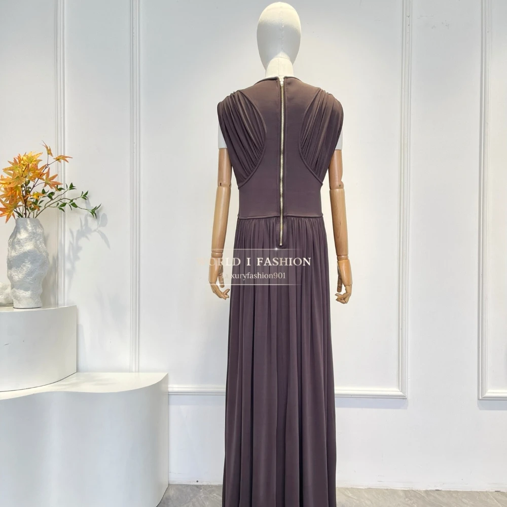 2025 Nuevo vestido largo con dobladillo y pliegues sin mangas color café marrón para mujer elegante