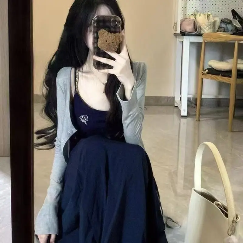 

Корейский стиль: Новинка 2026 года – модный комплект из платья А-силуэта с длинным рукавом и поясом и кардигана для женщин. Дышащая, удобная повседневная одежда.